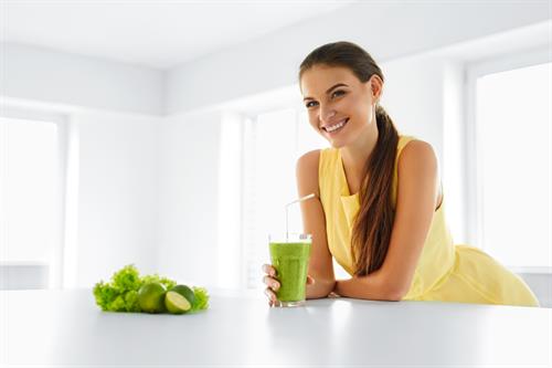 woman-grinking-green-juice