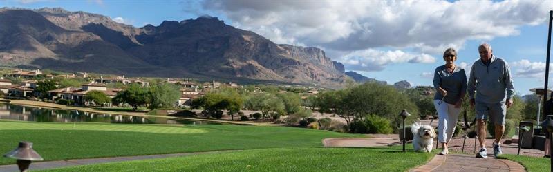 members-walking-to-the-club-web